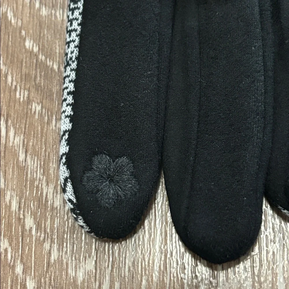 London Fog black & white houndstooth gloves, plush fleece lining